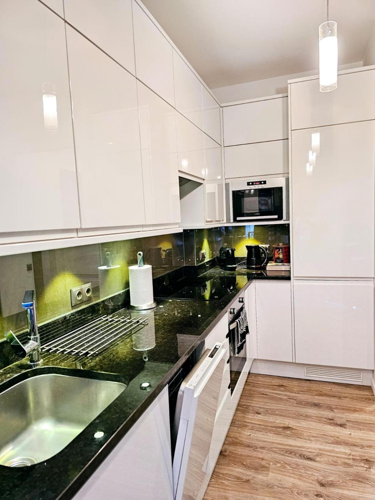 Modern 2 Bedroom In The Centre Апартаменти