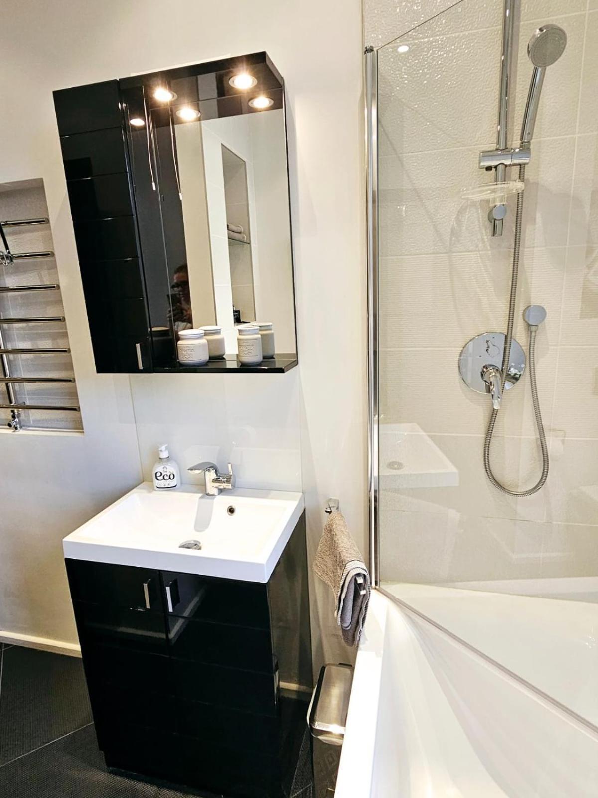 Апартаменти Modern 2 Bedroom In The Centre Рига